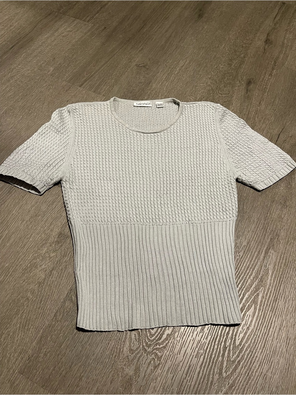 Tahari Silver Gray Ribbed Short Sleeve Knit 💯Silk Top Made In Hong Kong